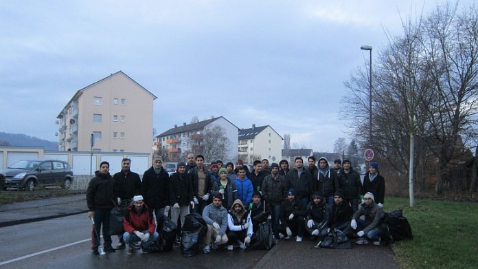 Um die 30 Jugendliche der Ahmadiyya-Gemeinde halfen bei der Müllsammelaktion am 1. Januar. Erstmalig war der Einsatzort die Südstadt.